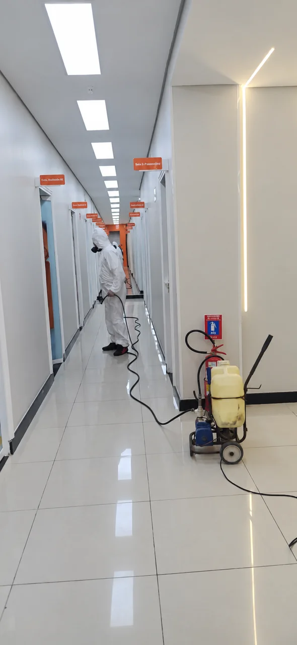 Profissional da Bio Control durante atendimento em clínica