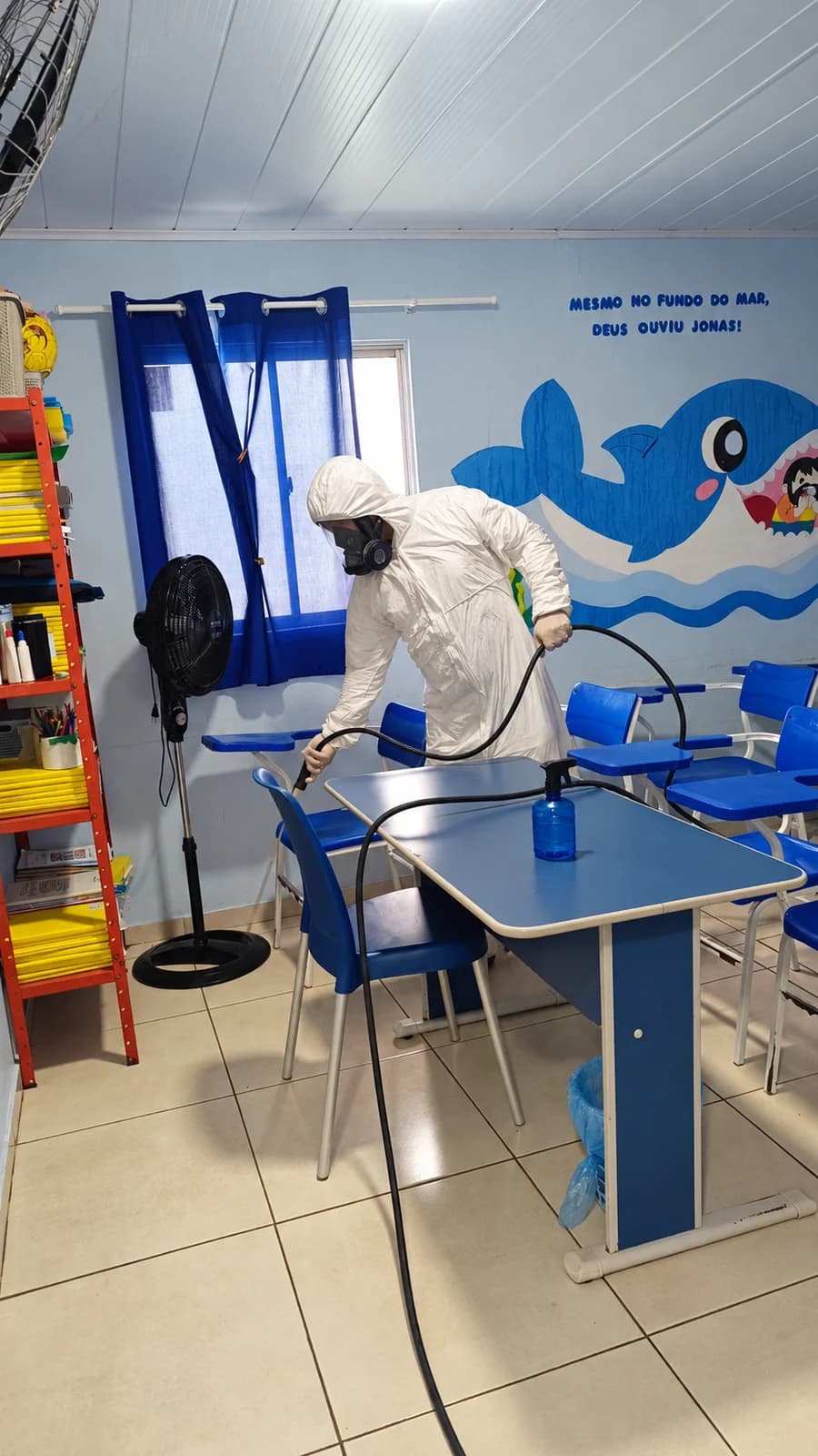 Profissional da Bio Control realizando atendimento em uma sala de aula