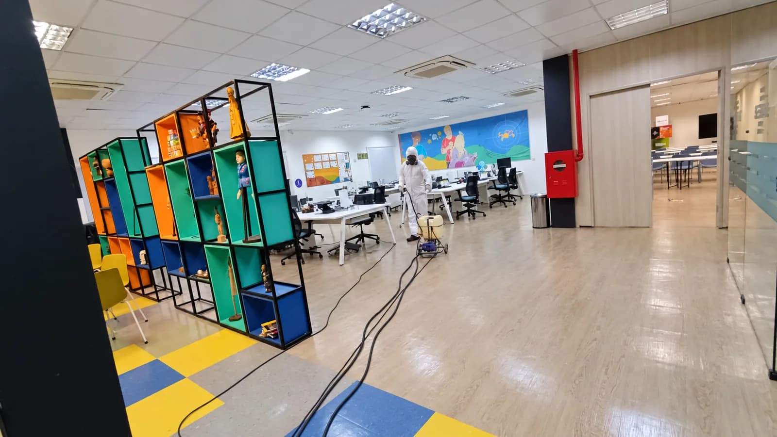 Profissional da Bio Control durante atendimento em um escritório com estações de trabalho