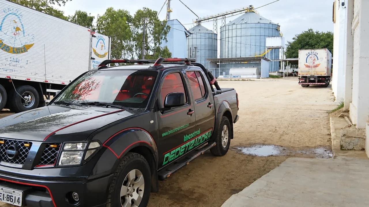 Veículo da Bio Control durante atendimento em uma operação empresarial