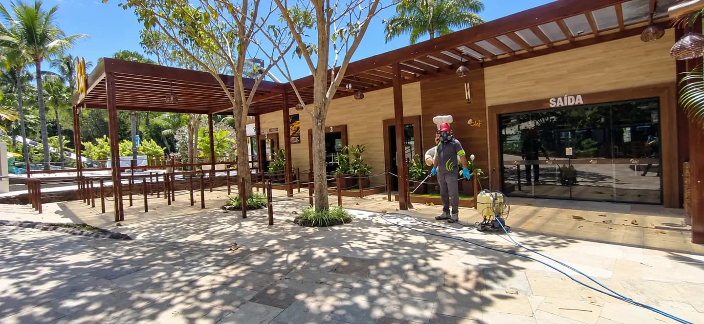 Profissional da Bio Control em atendimento na área externa de um parque aquático