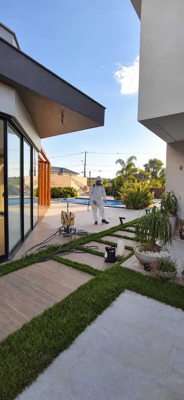 Profissional da Bio Control realizando aplicação em uma residência